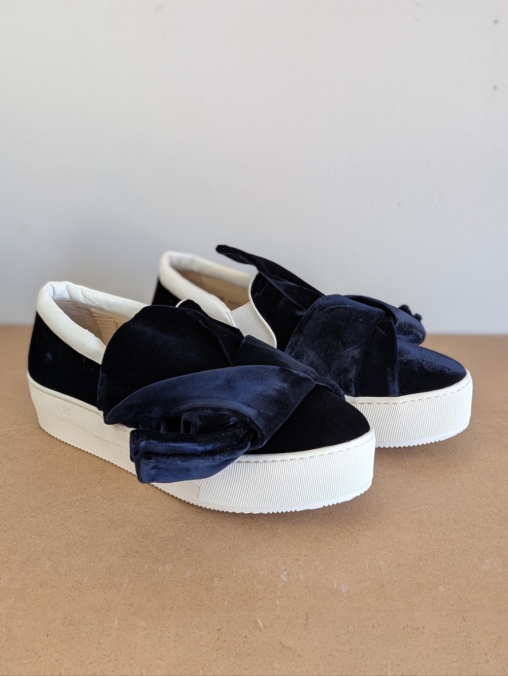 No. 21 | Navy Blue Velvet Bow Slip-On Shoes w White Platform Soles, Size 40